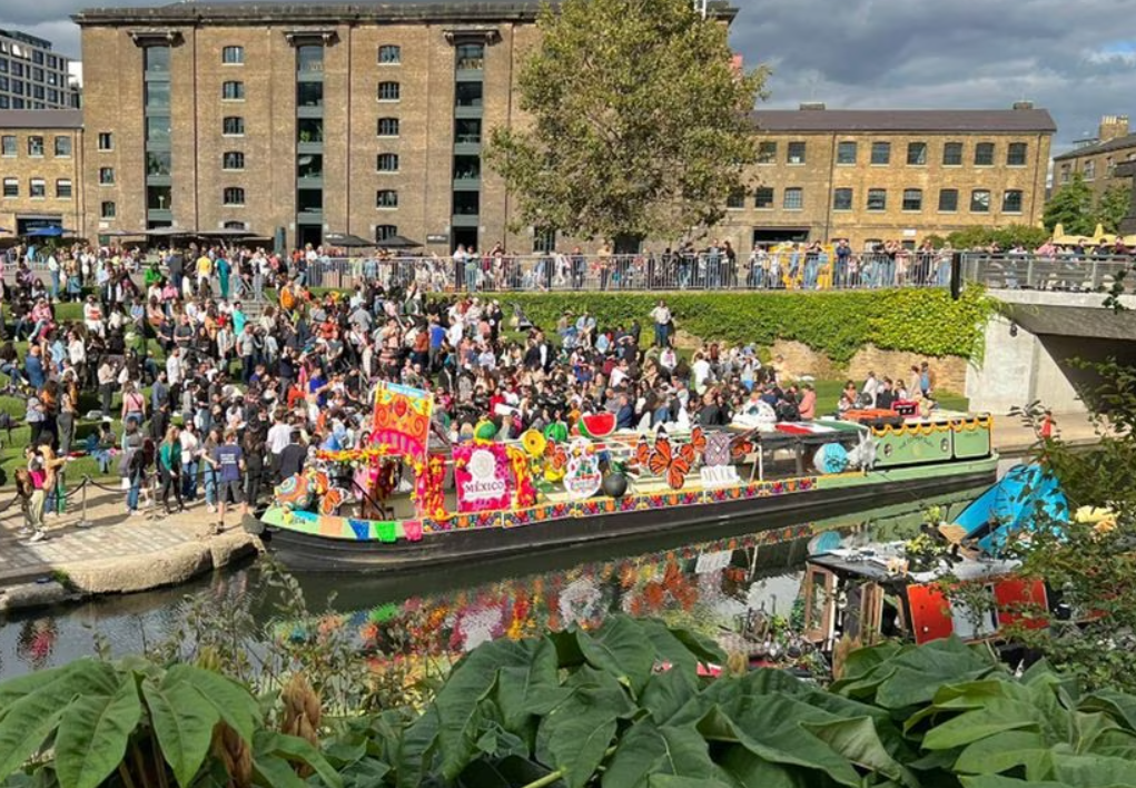 Trajinera colorida de Xochimilco en los canales de Londres