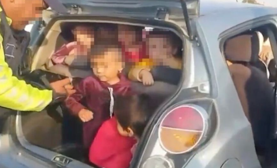 Detienen a conductora con 25 niños a bordo en Uzbekistán