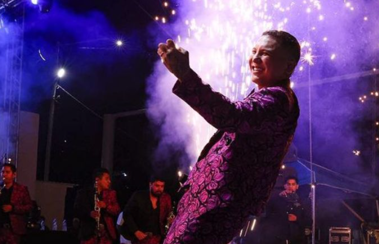 Bajan del escenario a Edwin Luna por presencia de personas armadas