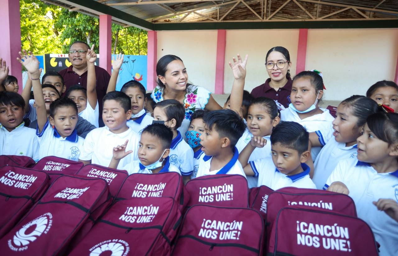 Cancún habilita espacio para entregar paquetes escolares a alumnos que no los recibieron