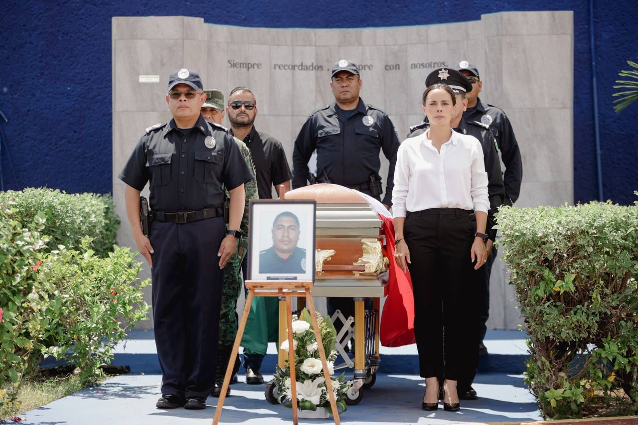Con ceremonia luctuosa Ana Paty Peralta despide a Policía Municipal