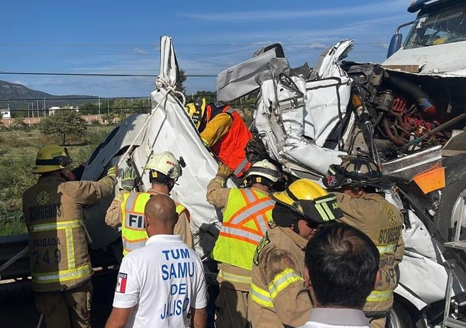 Trágico accidente, tráiler sin frenos impacta camioneta en Jalisco.