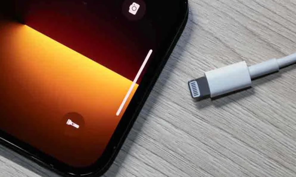 ¿Es malo dejar el celular cargando toda la noche?