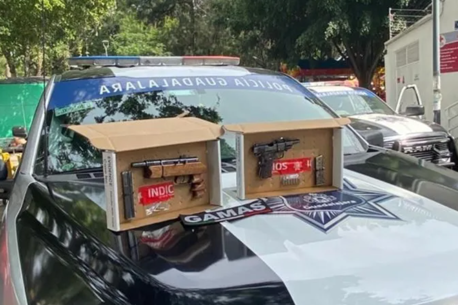 Detienen a hombre con dos armas en Guadalajara