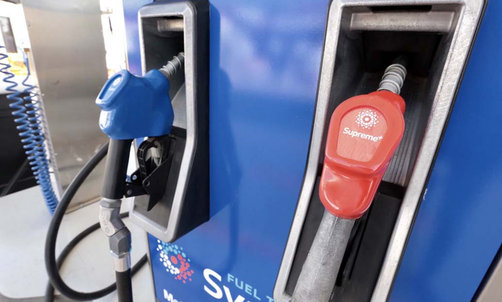 Mujer evita asalto rociando con gasolina a ladrón en Nuevo León (VIDEO)