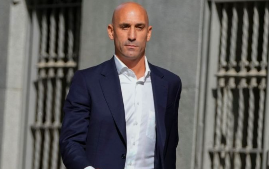 FIFA inhabilita a Luis Rubiales por tres años por beso a Jenni Hermoso