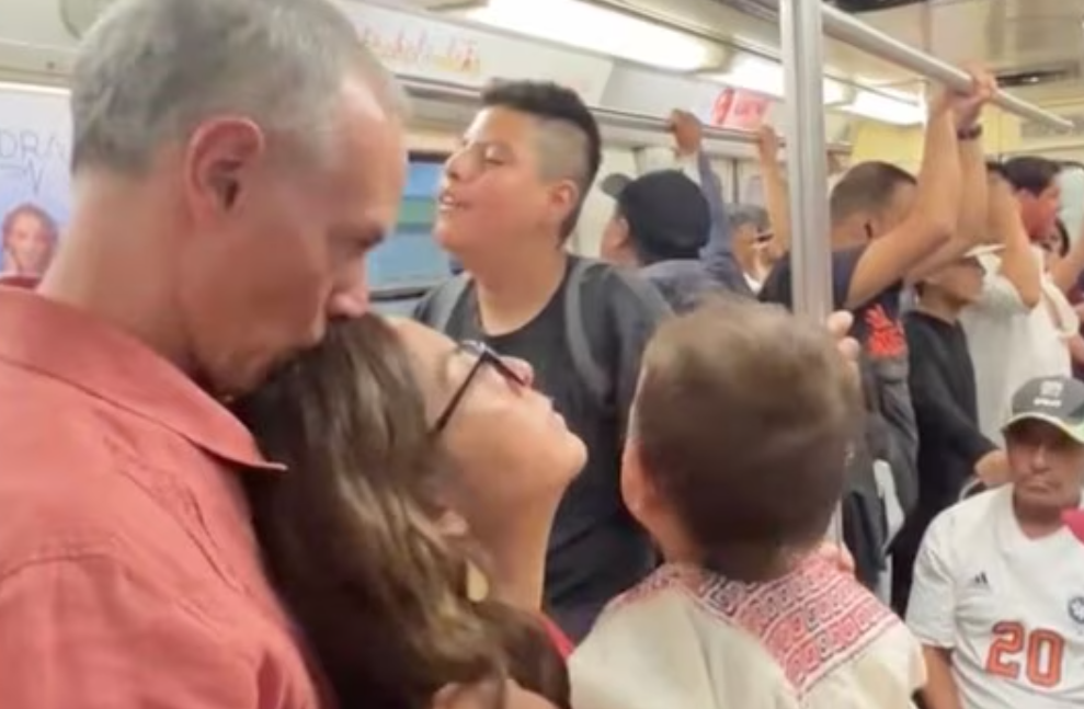 Critican a Hugo López-Gatell por compartir un video en el Metro CDMX