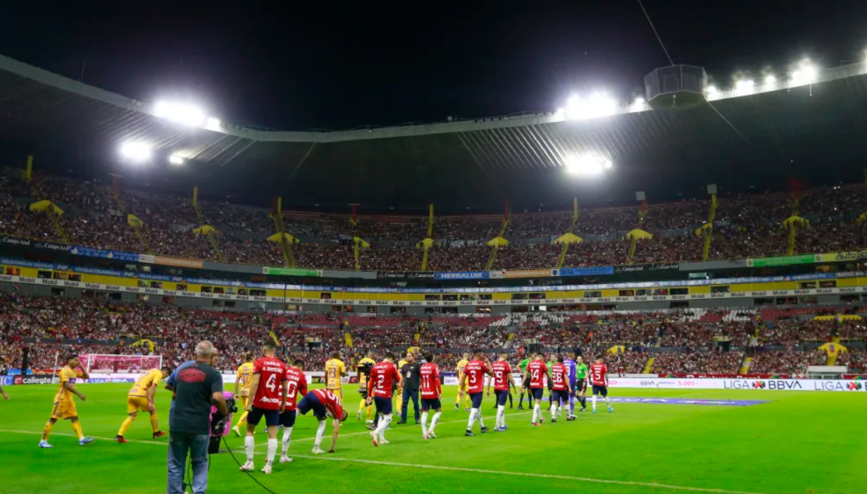 Barra de Tigres UANL no pudó ingresar en el Estadio Jalisco