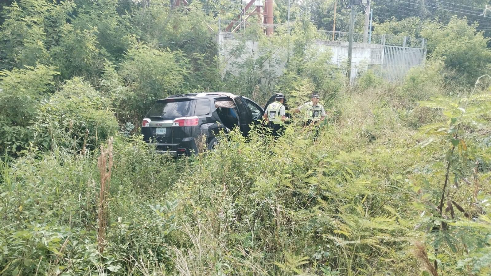 Conductor pierde el control y vuelca su camioneta, en el tramo carretero Puerto Morelos-Cancún
