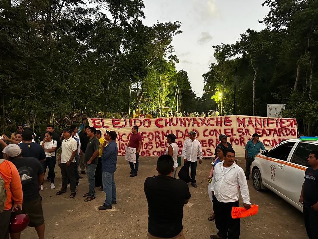 Bloquean ejidatarios de Chunyaxche Aeropuerto Internacional de Tulum