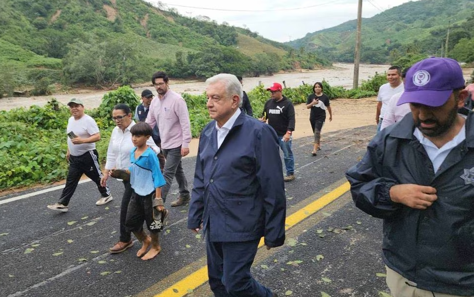 López Obrador quedó varado camino a Acapulco, siguió a pie, encabezó reunión para evaluar daños