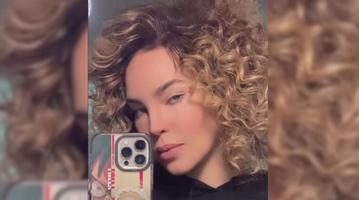 Belinda cambia de look con el cabello rizado