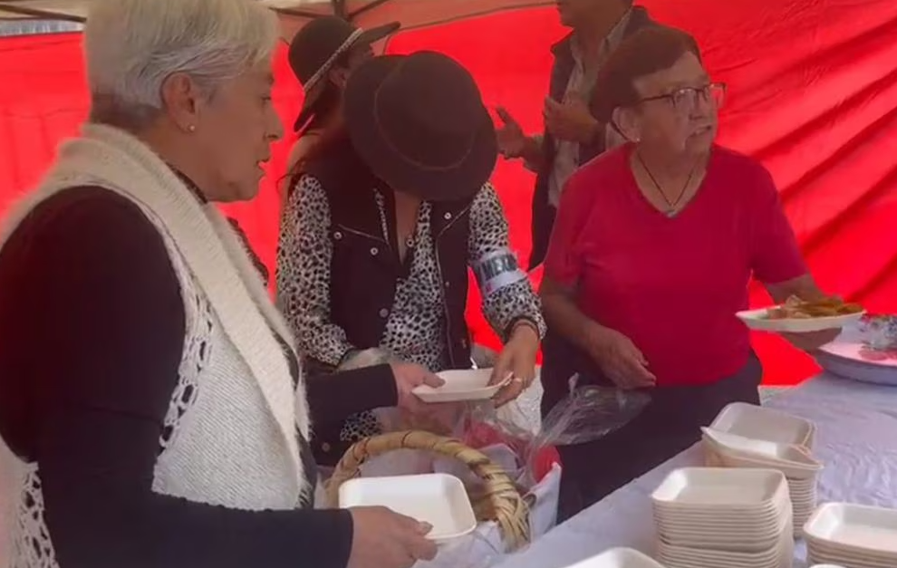 Festejan con banda sinaloense y tacos de guisado los 70 años de López Obrador