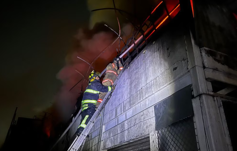 Bomberos de CDMX hacen labores de remoción y enfriamiento tras incendio