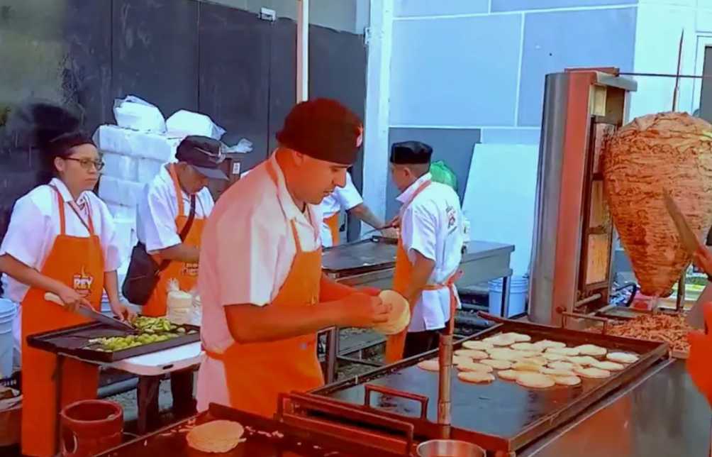 Taquería de la CDMX regala tacos a damnificados en Acapulco