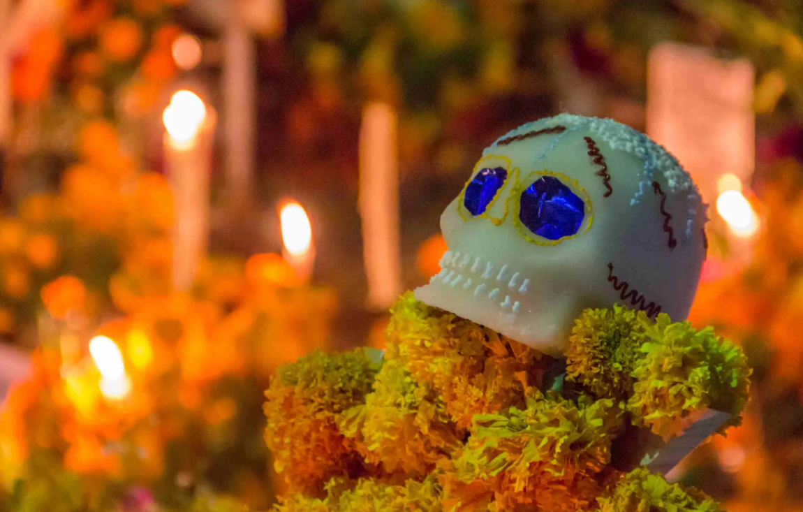 Llevan flores a sus muertos en cementerios de CDMX por Día de Muertos