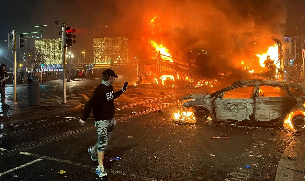 Se desatan los disturbios tras apuñalamientos en Dublín