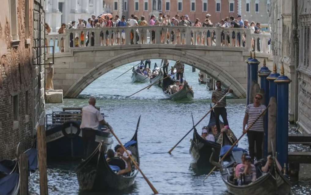 Venecia revela primeras tarifas que les cobrará a turistas desde 2024
