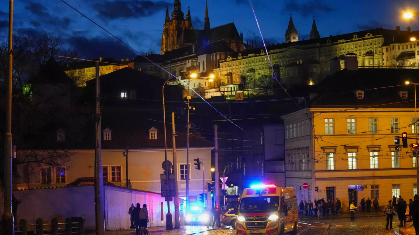 Agresor de tiroteo en universidad de Praga contaba con munición para una matanza mayor