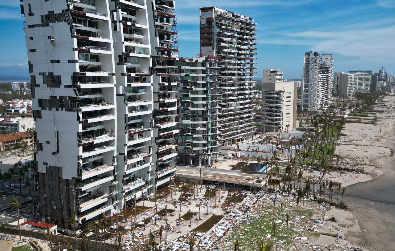 Acapulco celebra la Navidad; familias aún con problemas tras “Otis”