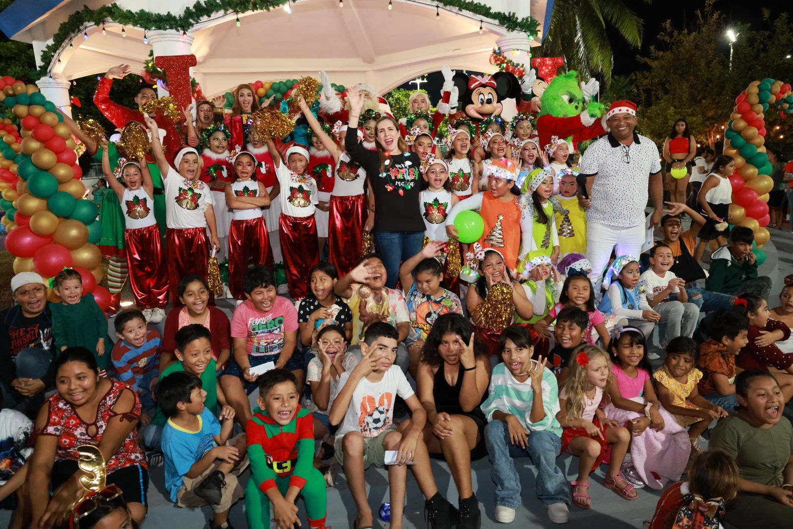Atenea Gómez Ricalde celebra con las familias isleñas la primera Posada en tu Colonia