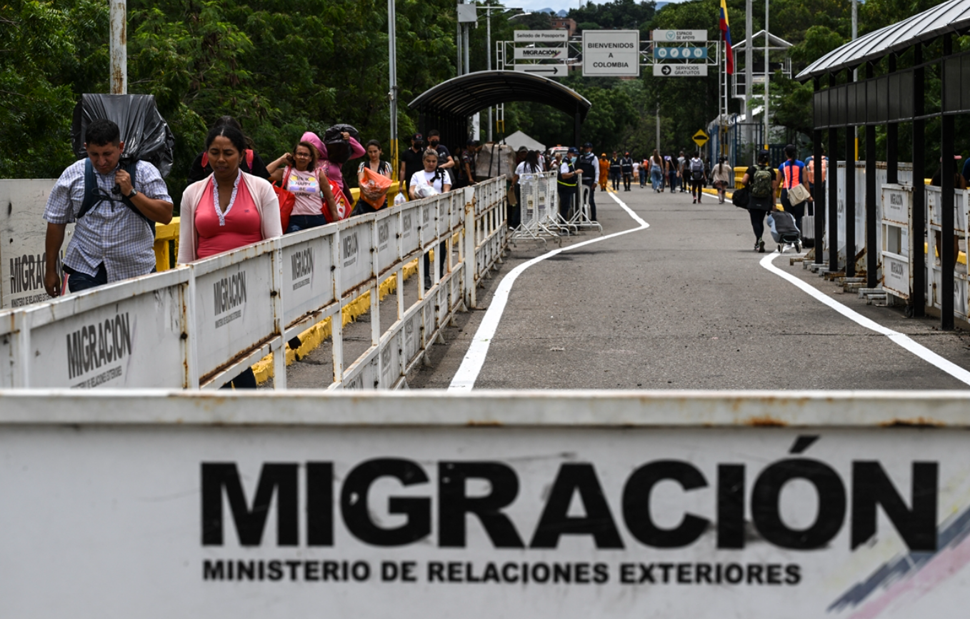 Mujeres presuntamente secuestradas, llegan a Bogotá, tras ser localizadas en Tabasco