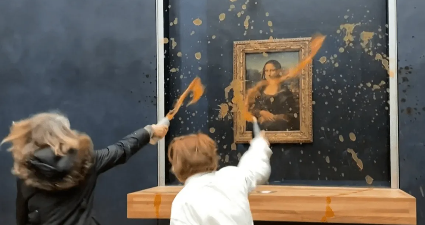 Lanzan sopa a la “Mona Lisa” en el Louvre (VIDEO)