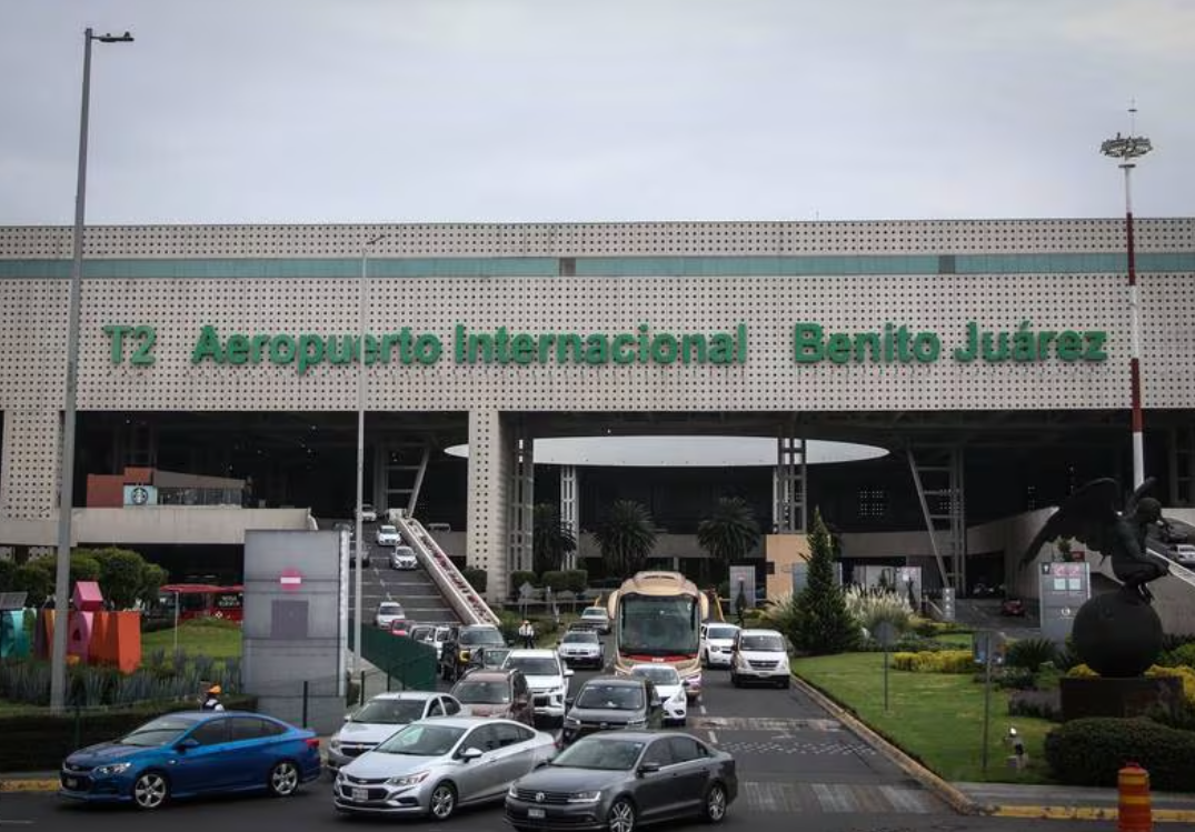Detienen a un hombre que apuñalo a un ciudadano venezolano en el AICM