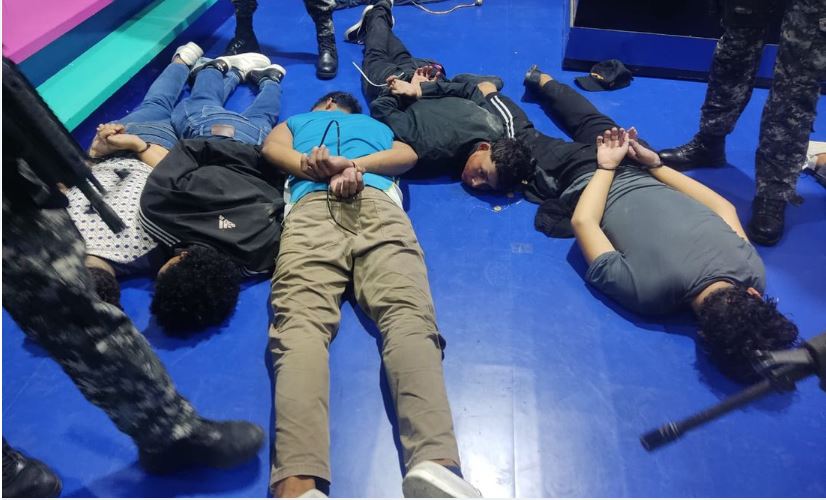 Policía detienen a hombres armados que tomaron canal de TV en Ecuador