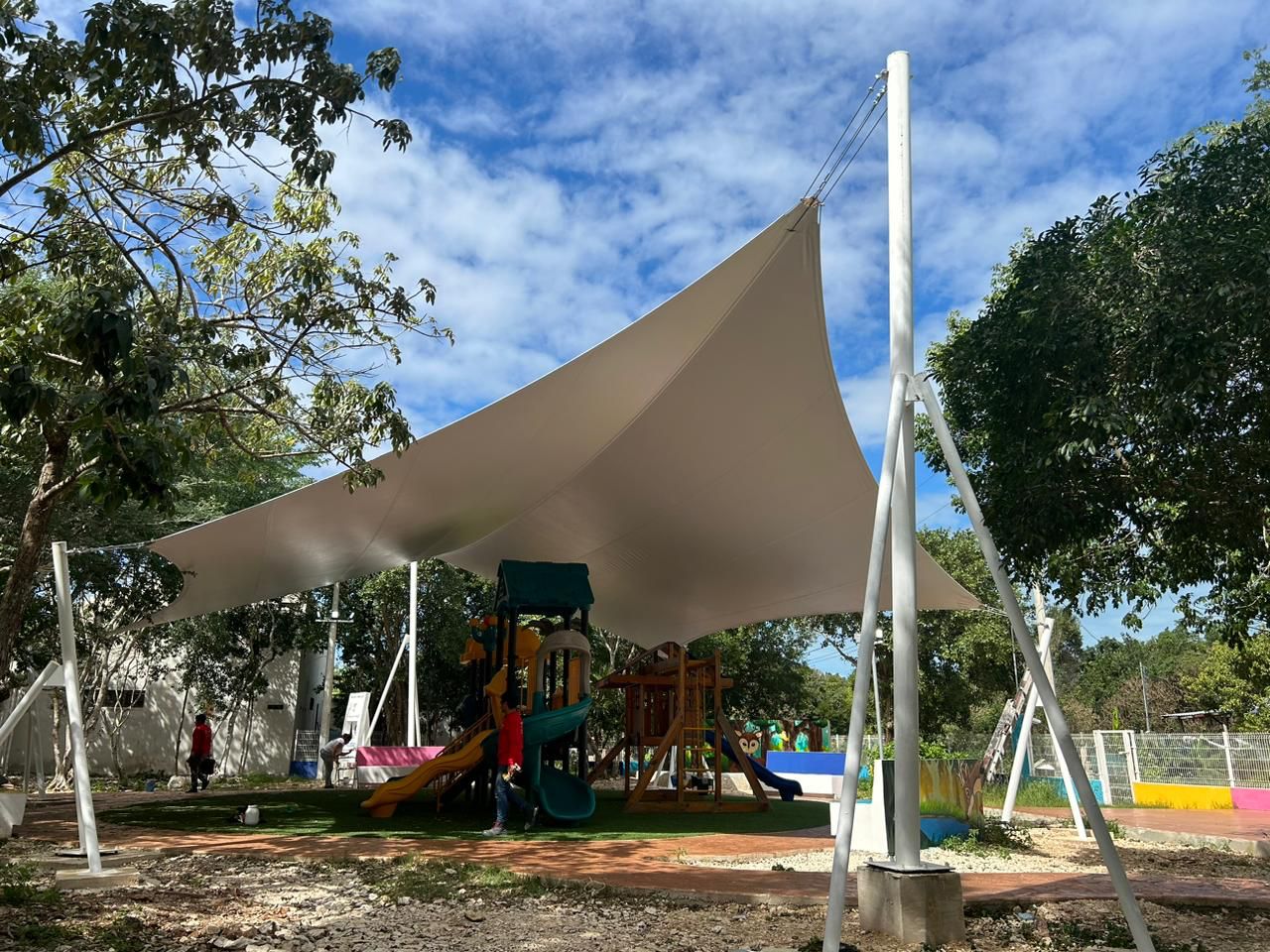 Gobierno Municipal de Isla Mujeres refuerza la protección en parques infantiles