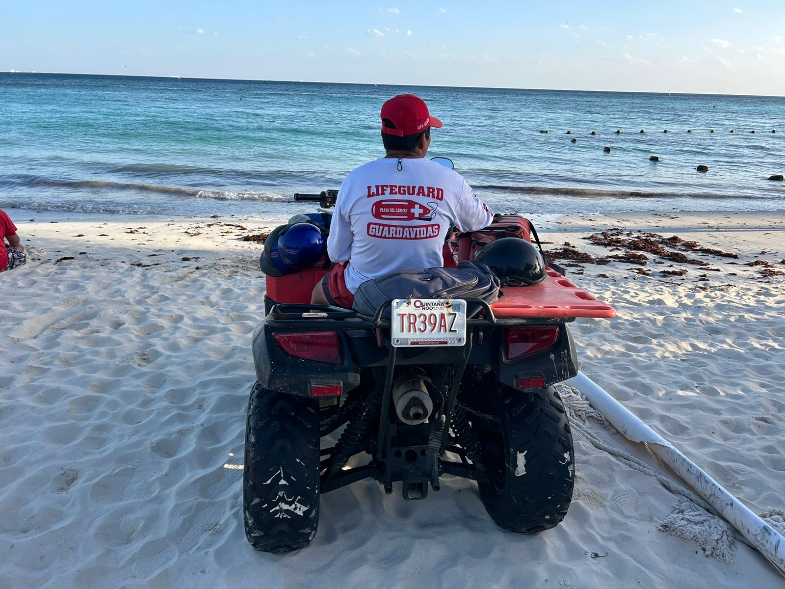 Rescatan a argentina que ingresó a remar al mar en Playa del Carmen