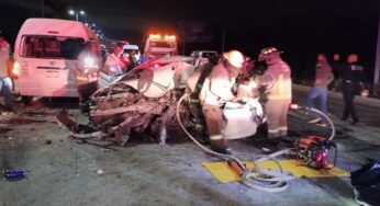 Choca taxista contra camioneta en carretera Puerto Morelos-Cancún; hay dos lesionados