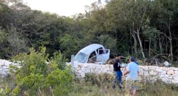 Auto termina volcado cerca de la Zona Arqueológica de Tulum