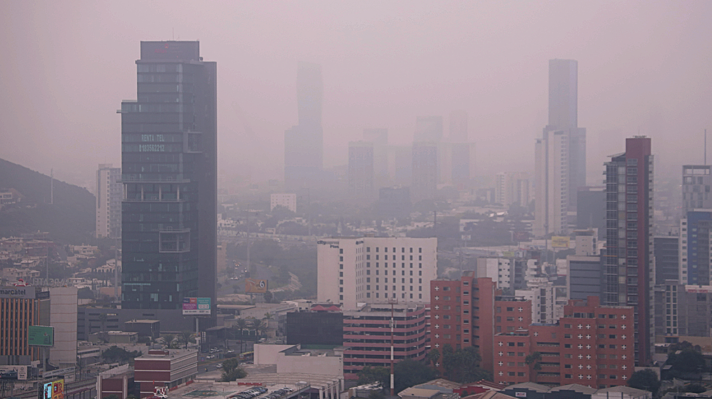 Alerta en Nuevo León por fuertes vientos y contaminación