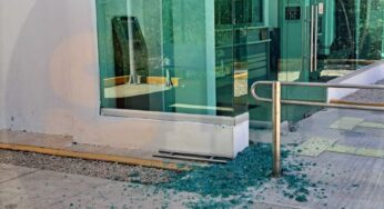 Colapsa puerta de un Banco del Bienestar en Felipe Carrillo Puerto; genera movilización policiaca