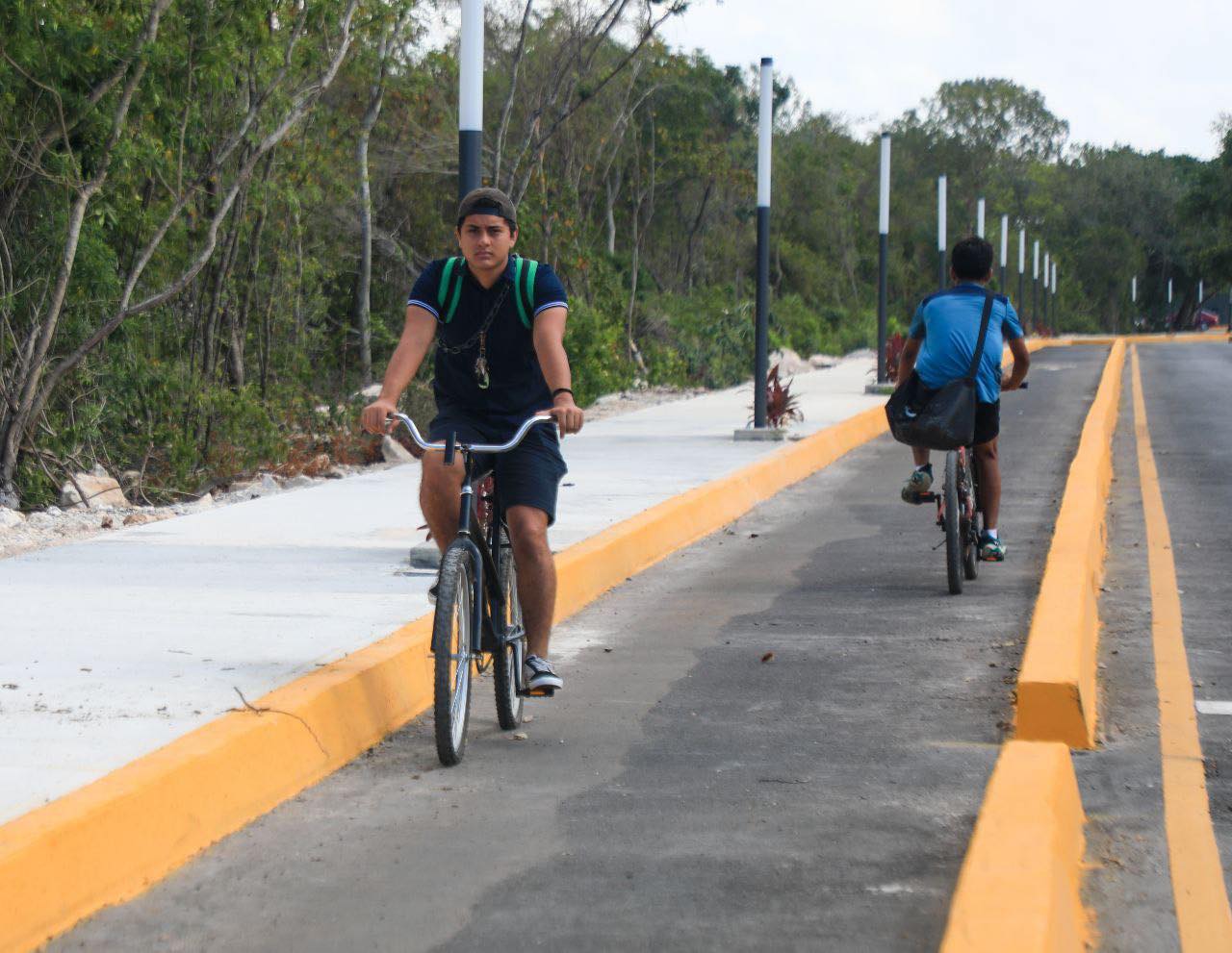 Disfrutan playenses de paseos en bicicleta
