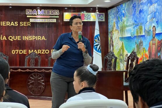Gobierno Municipal de Isla Mujeres imparte plática para motivar y empoderar a las niñas isleñas