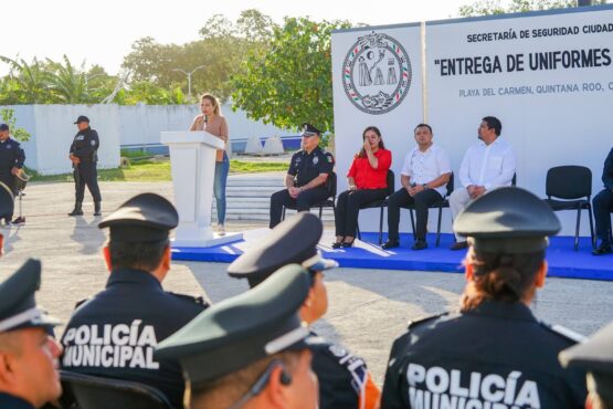 Una vez más en Solidaridad dignifican a policías con uniformes nuevos