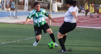 Con un encuentro de fútbol, funcionarias y mamás de Puerto Morelos conmemoran el Día de la Mujer
