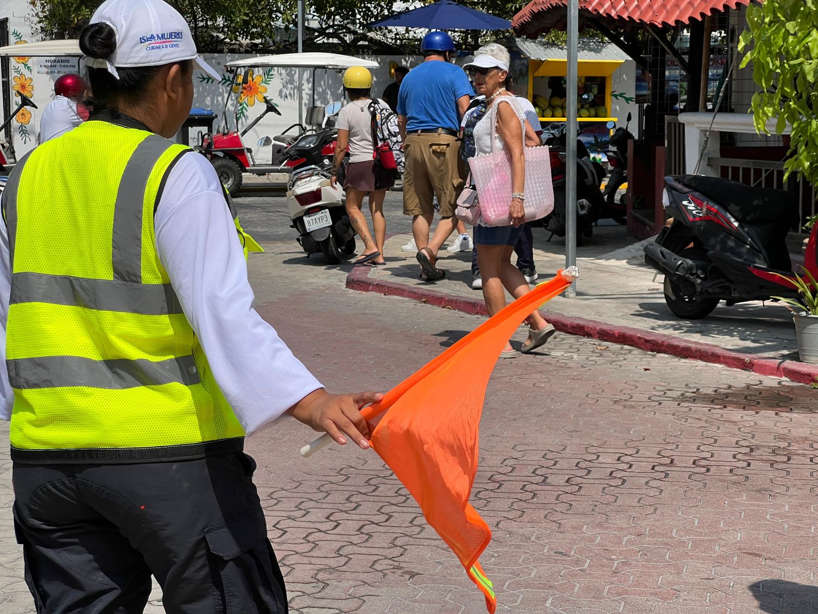 Escuadrón vial refuerza la seguridad en la comunidad estudiantil de Isla Mujeres