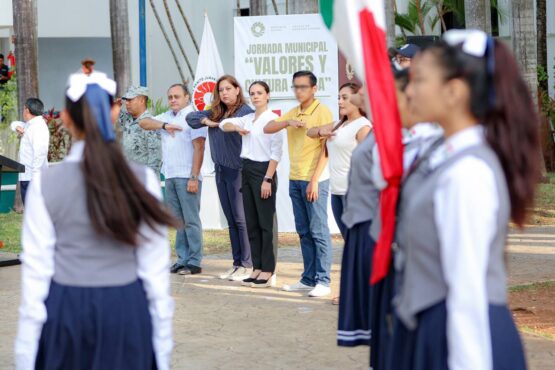 Homenaje cívico y pláticas educativas para jóvenes