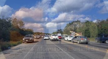 Ejidatarios desbloquean carretera; retienen a dos funcionarios