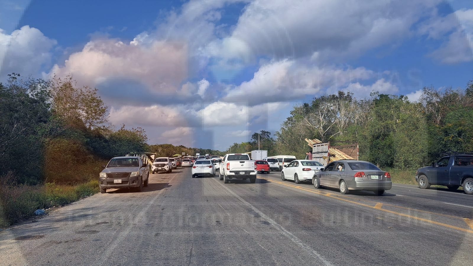 Ejidatarios desbloquean carretera; retienen a dos funcionarios