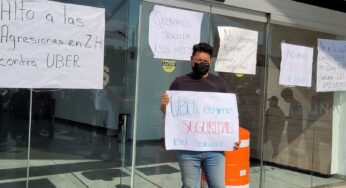 Se manifiestan operadores de Uber frente a oficinas de plataforma en Cancún, para exigir fin a agresiones