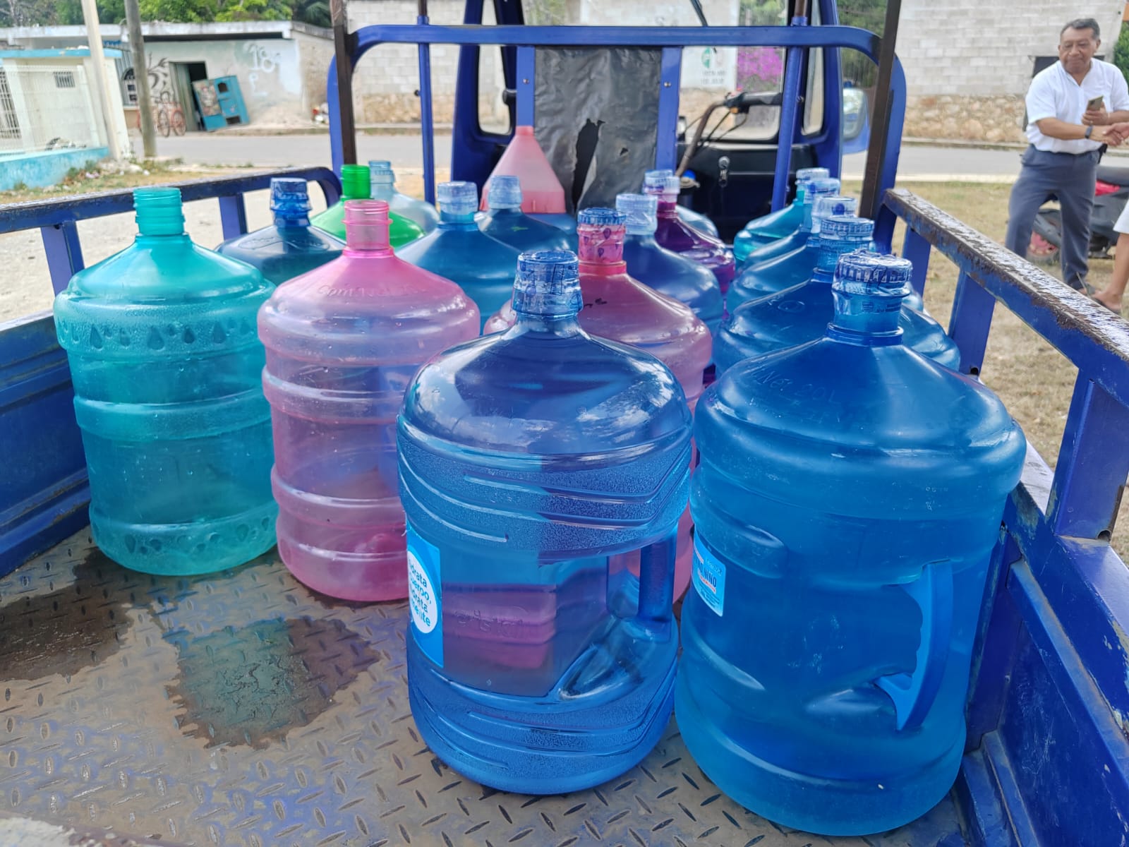 Calor ‘dispara’ venta de garrafones en José María Morelos