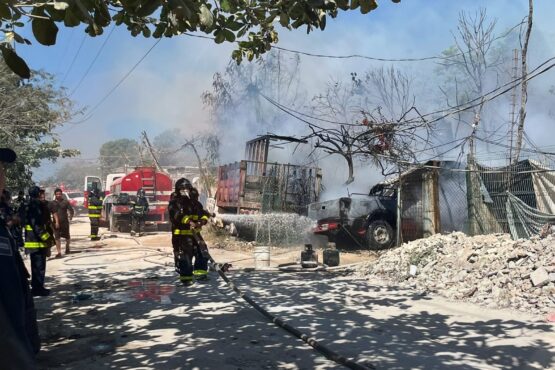 Consume voraz incendio 3 viviendas y un auto