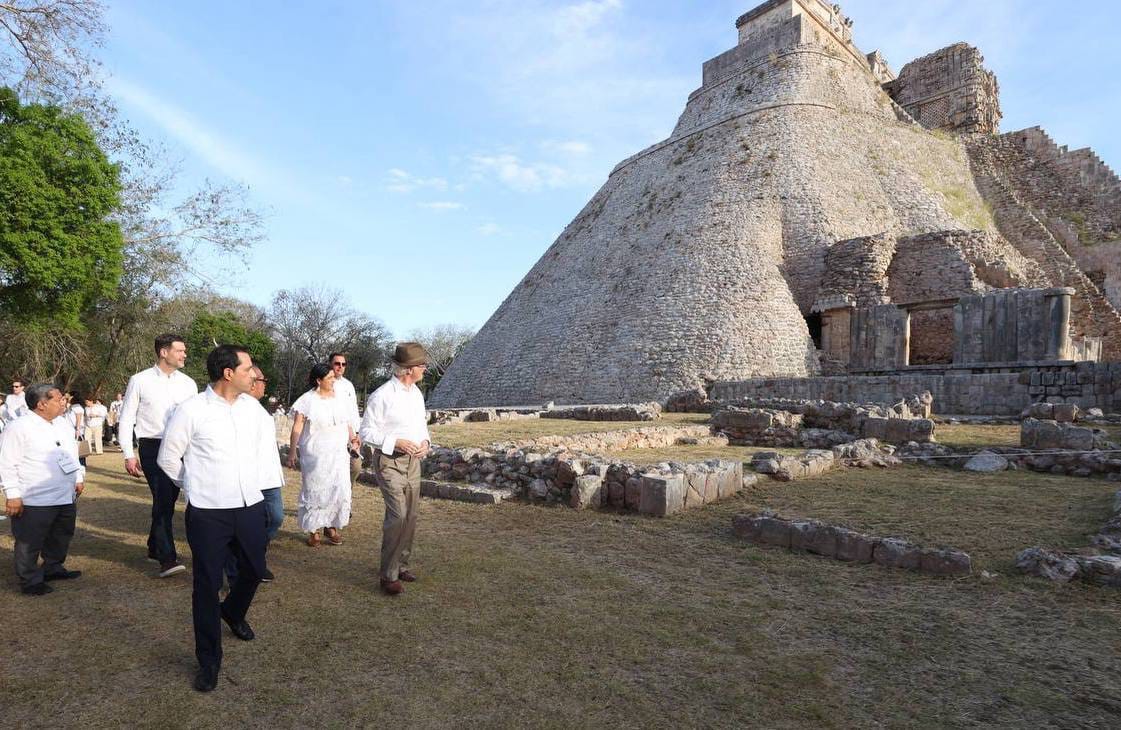 Monarcas de Suecia recorren sitio arqueológico de Uxmal