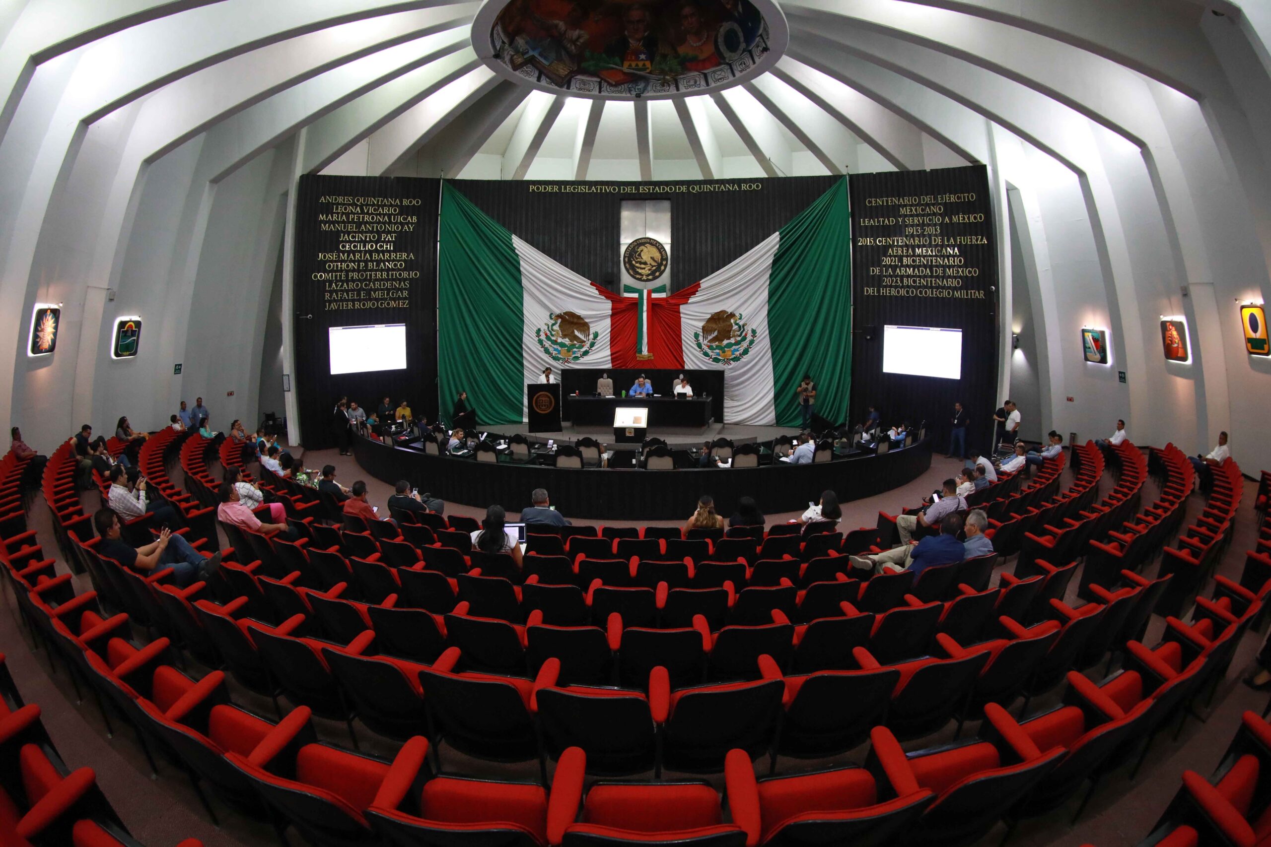 Se incluyen en la Constitución medidas permanentes para combatir la desigualdad en razón de género