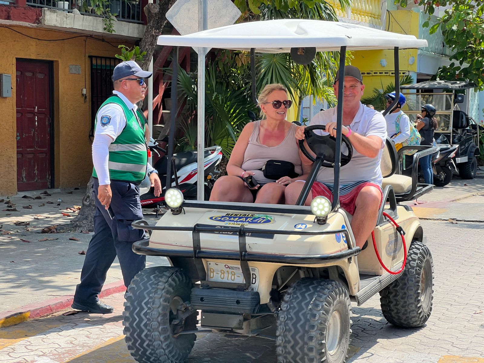 Escuadrón vial refuerza la seguridad en la comunidad estudiantil de Isla Mujeres