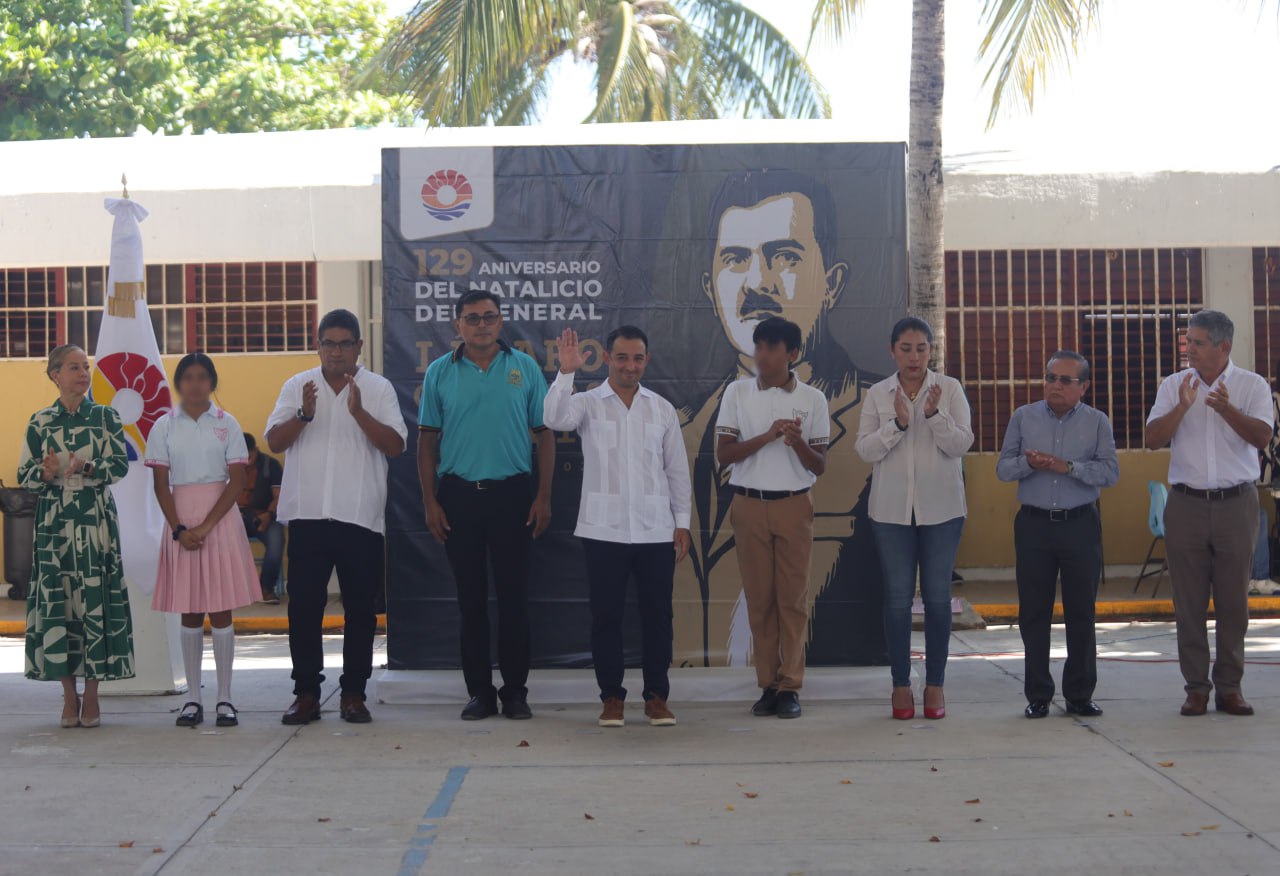 Alumnos de Secundaria “Los Corales” participan en homenaje cívico y Feria de las Juventudes